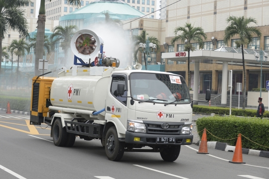 Penyemprotan Disinfektan di Jalanan Jakarta