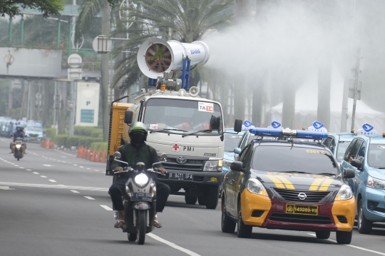 Penyemprotan Disinfektan di Jalanan Jakarta