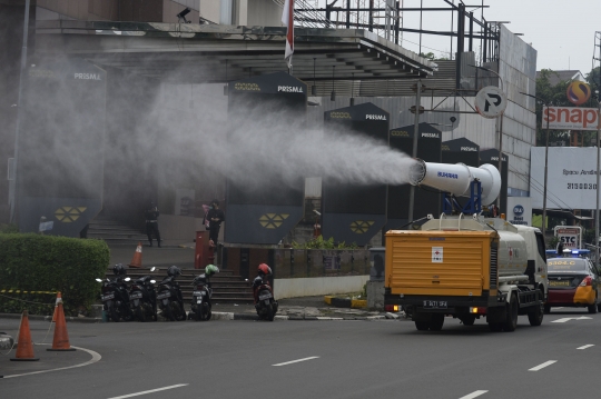 Penyemprotan Disinfektan di Jalanan Jakarta