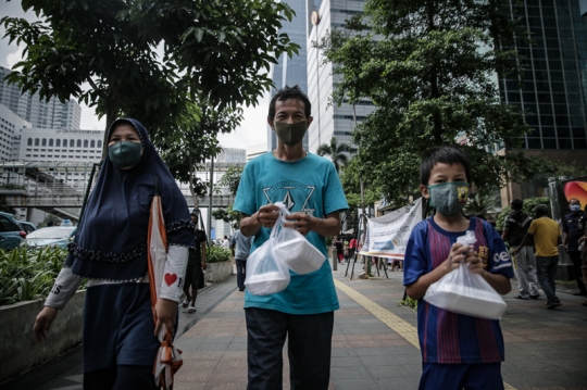 Berbagi Makanan Gratis untuk Warga Terdampak Virus Corona