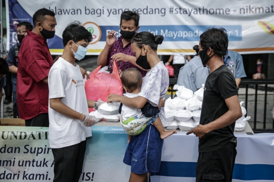 Berbagi Makanan Gratis untuk Warga Terdampak Virus Corona