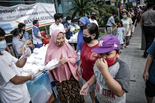 Berbagi Makanan Gratis untuk Warga Terdampak Virus Corona