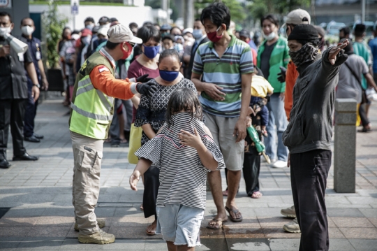 Berbagi Makanan Gratis untuk Warga Terdampak Virus Corona