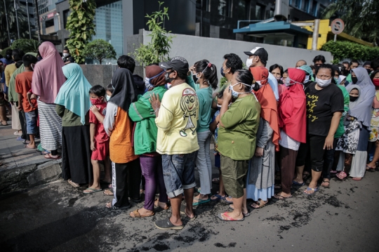 Berbagi Makanan Gratis untuk Warga Terdampak Virus Corona