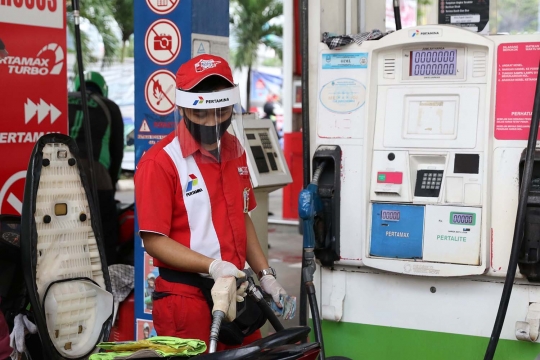 Cegah Penyebaran Covid-19, Petugas SPBU di Depok Kenakan Pelindung Wajah