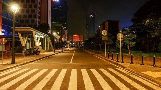 Potret Malam Jakarta yang Sepi Akibat Corona