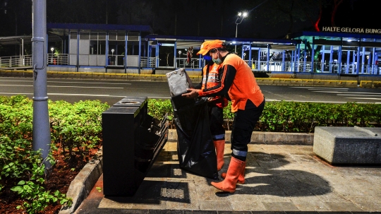 Potret Malam Jakarta yang Sepi Akibat Corona