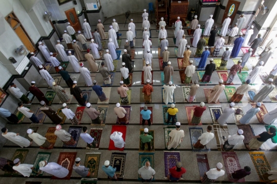 Muslim Thailand Laksanakan Salat Jumat dengan Terapkan Jarak Fisik