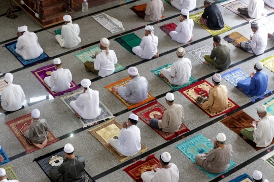 Muslim Thailand Laksanakan Salat Jumat dengan Terapkan Jarak Fisik