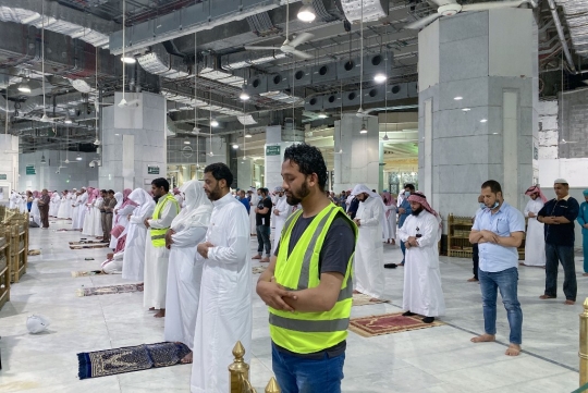 Melihat Lebih Dekat Suasana Salat Tarawih Physical Distancing di Masjidil Haram