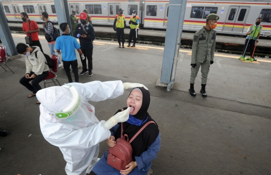 Tes Swab Massal Penumpang KRL di Stasiun Bojonggede