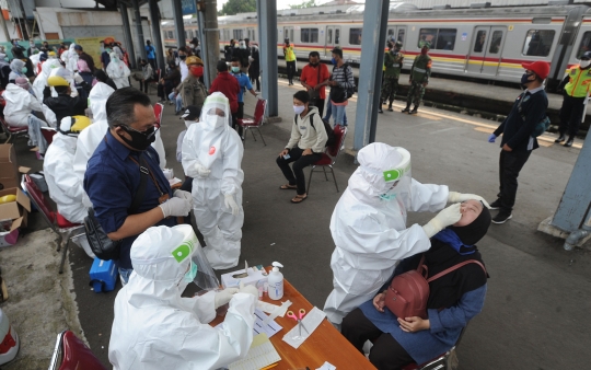 Tes Swab Massal Penumpang KRL di Stasiun Bojonggede