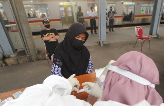 Tes Swab Massal Penumpang KRL di Stasiun Bojonggede