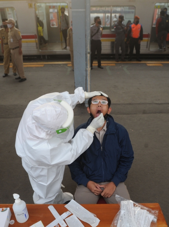 Tes Swab Massal Penumpang KRL di Stasiun Bojonggede