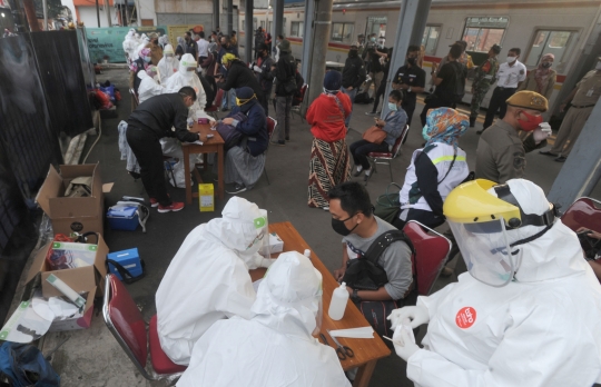 Tes Swab Massal Penumpang KRL di Stasiun Bojonggede