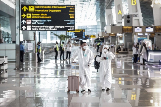 Lindungi Diri dari Covid-19, Calon Penumpang di Bandara Soekarno Hatta Pakai APD