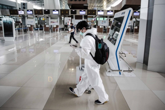 Lindungi Diri dari Covid-19, Calon Penumpang di Bandara Soekarno Hatta Pakai APD