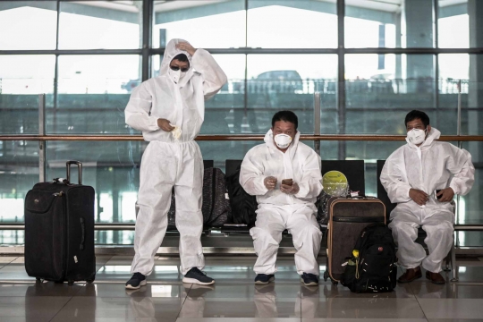 Lindungi Diri dari Covid-19, Calon Penumpang di Bandara Soekarno Hatta Pakai APD