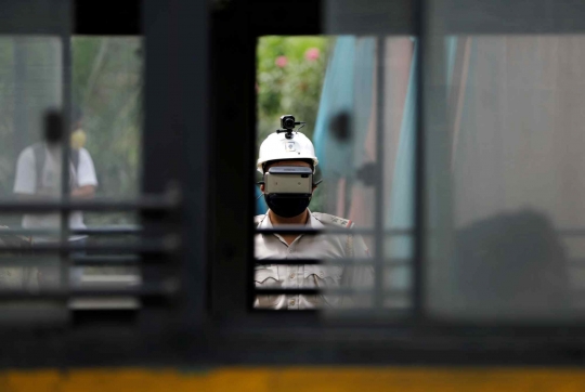 Canggih, Beginilah Alat Monitor Suhu Tubuh yang Digunakan Polisi India