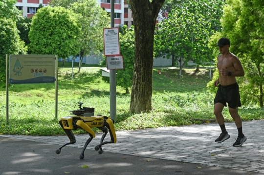 Singapura Gunakan Robot Ingatkan Warga untuk Menjaga Jarak