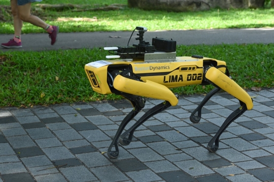 Singapura Gunakan Robot Ingatkan Warga untuk Menjaga Jarak