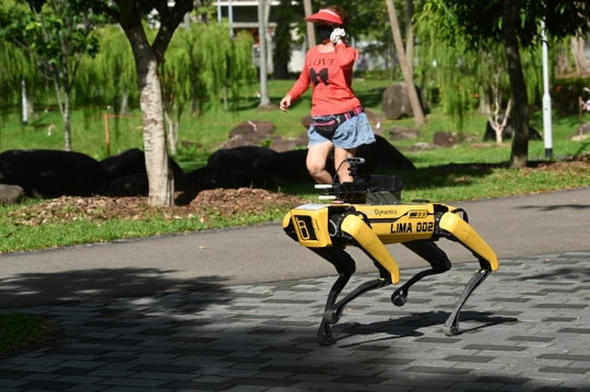 Singapura Gunakan Robot Ingatkan Warga untuk Menjaga Jarak