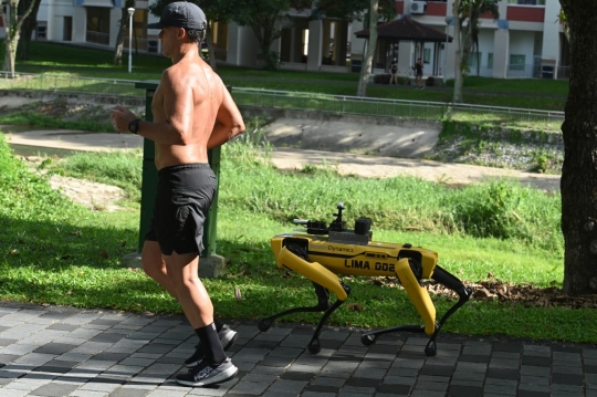 Singapura Gunakan Robot Ingatkan Warga untuk Menjaga Jarak