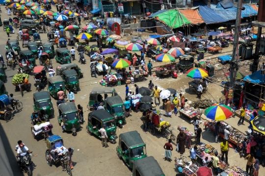 Masih Lockdown, Begini Potret Pasar Tradisional di Bangladesh