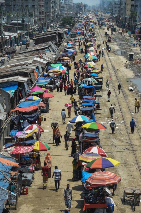 Masih Lockdown, Begini Potret Pasar Tradisional di Bangladesh