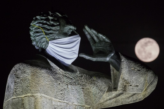 Di Tengah Pandemi, Patung-patung Ikonik Dunia Ikut Pakai Masker