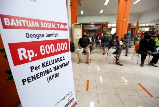 Warga Bogor Antre Terima Bantuan Tunai Rp 600 Ribu