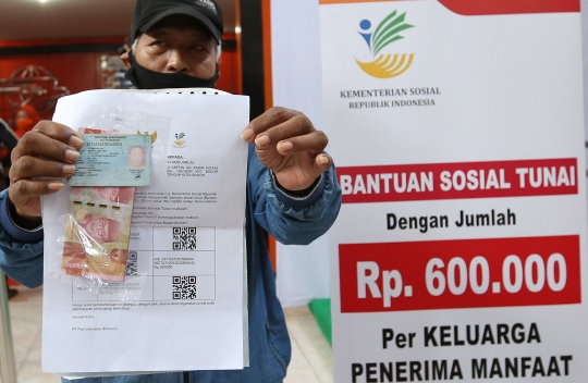 Warga Bogor Antre Terima Bantuan Tunai Rp 600 Ribu