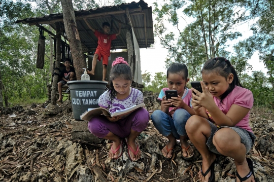 Susah Sinyal, Murid SD di Yogya Naik Bukit Demi Ikut Belajar Online