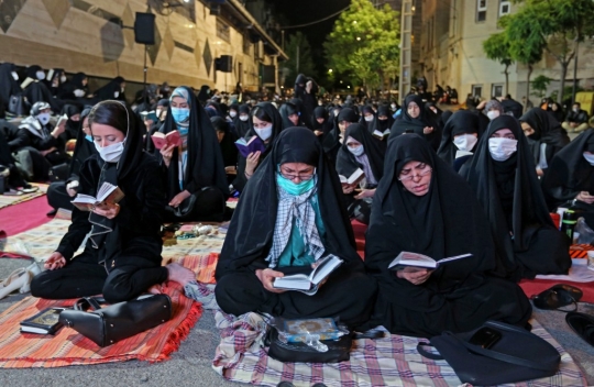 Laylat al-Qadr, Warga Iran Ramai Baca Alquran di Tengah Jalan
