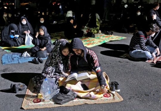 Laylat al-Qadr, Warga Iran Ramai Baca Alquran di Tengah Jalan