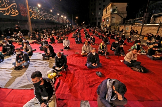 Laylat al-Qadr, Warga Iran Ramai Baca Alquran di Tengah Jalan