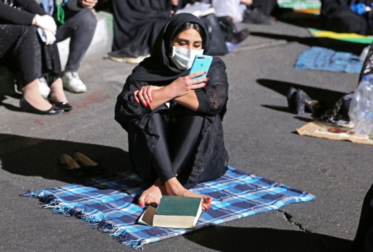 Laylat al-Qadr, Warga Iran Ramai Baca Alquran di Tengah Jalan