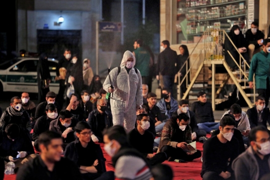 Laylat al-Qadr, Warga Iran Ramai Baca Alquran di Tengah Jalan