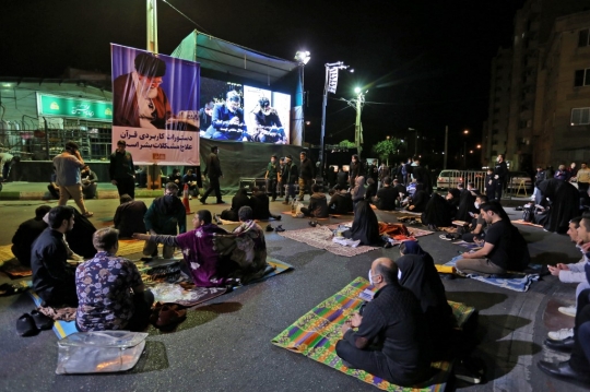 Laylat al-Qadr, Warga Iran Ramai Baca Alquran di Tengah Jalan