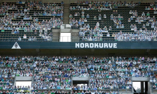 Saat Ribuan Foto Penonton Hadiri Pertandingan Sepakbola di Jerman