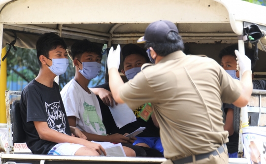 Satpol PP Amankan Warga yang Tidak Kenakan Masker Saat PSBB