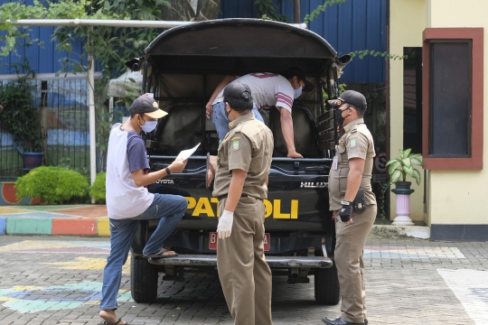 Satpol PP Amankan Warga yang Tidak Kenakan Masker Saat PSBB