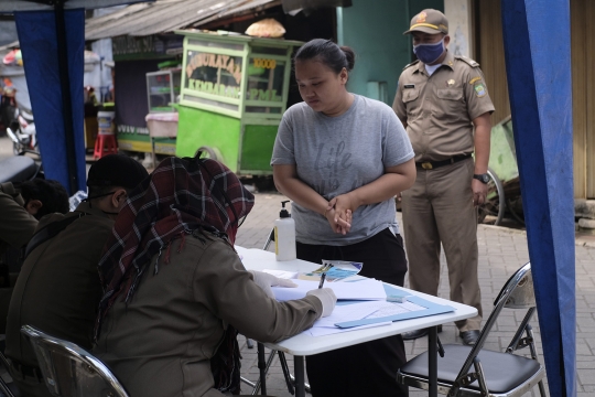 Satpol PP Amankan Warga yang Tidak Kenakan Masker Saat PSBB