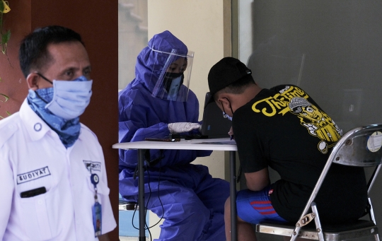 Satpol PP Amankan Warga yang Tidak Kenakan Masker Saat PSBB