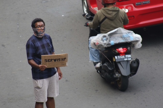 Mal Ditutup, Tukang Servis HP Tawarkan Jasa di Pinggir Jalan