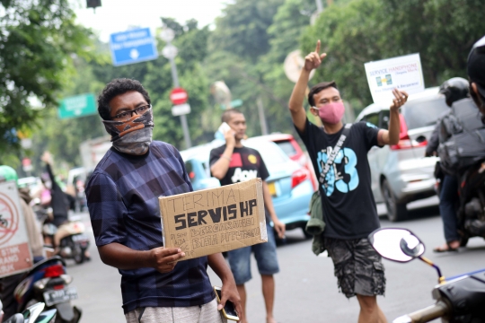 Mal Ditutup, Tukang Servis HP Tawarkan Jasa di Pinggir Jalan