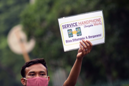 Mal Ditutup, Tukang Servis HP Tawarkan Jasa di Pinggir Jalan