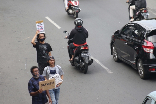 Mal Ditutup, Tukang Servis HP Tawarkan Jasa di Pinggir Jalan