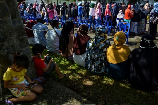 Antrean Warga Serbu Sembako Murah di Banda Aceh