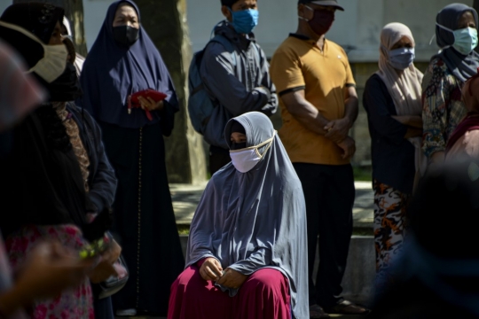 Antrean Warga Serbu Sembako Murah di Banda Aceh